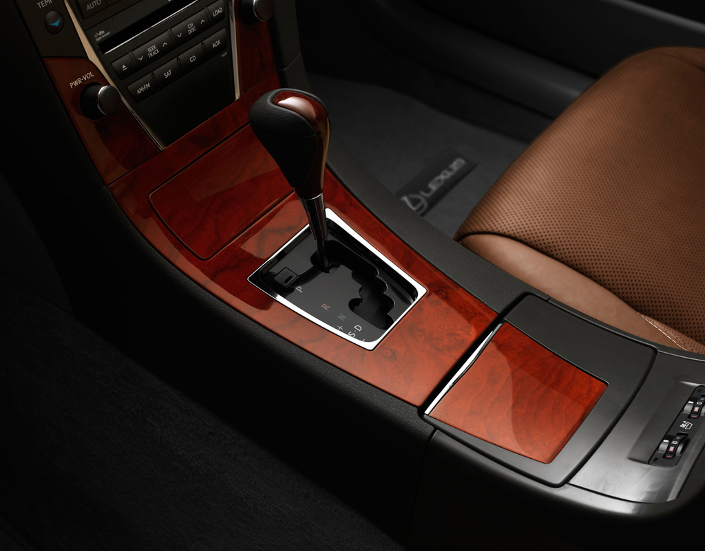 Lexus wprowadza edycje specjalne modeli LS 460, ES 350 i