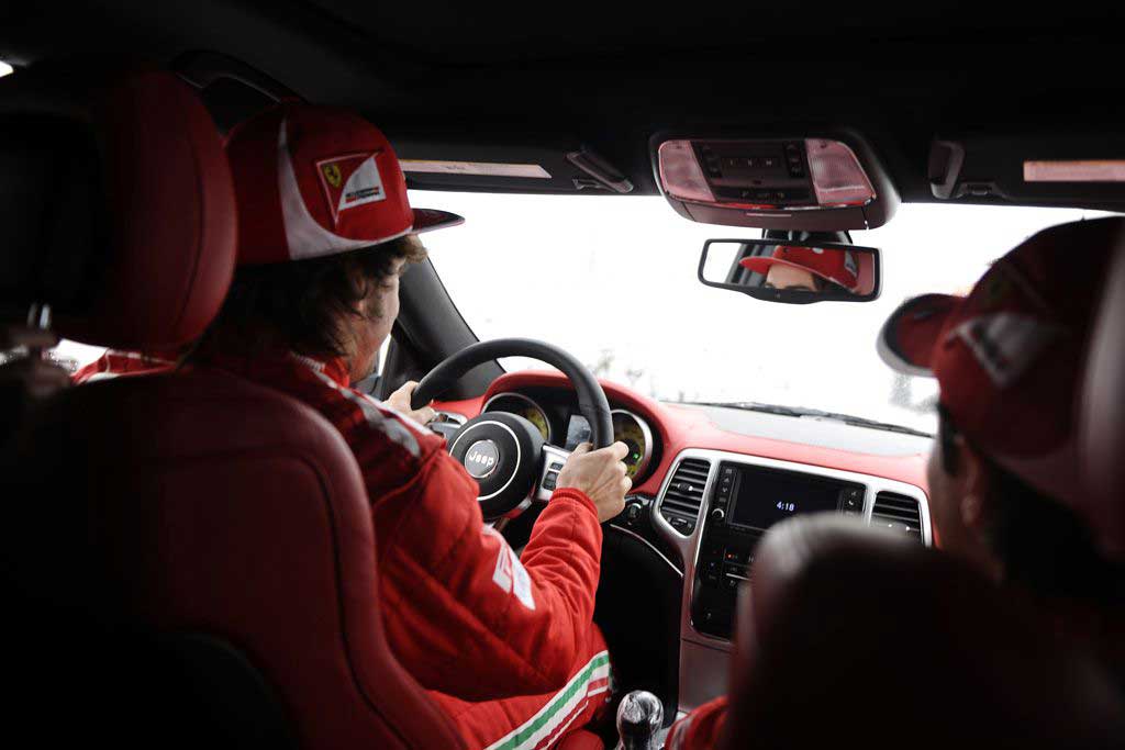Czerwone Jeepy Grand Cherokee SRT8 dla Fernando Alonso i
