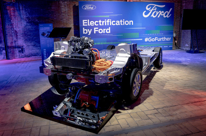 Zelektryfikowana linia pojazdów Forda podczas Go Electric w Amsterdamie