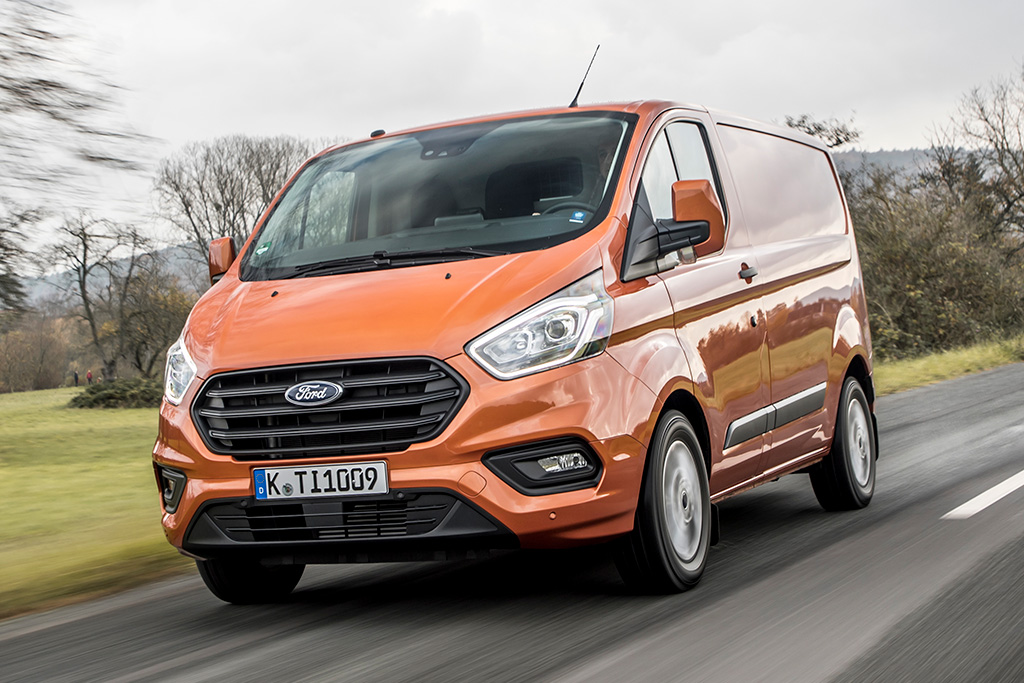Co decyduje o niezwykłej popularności Forda Transita Customa? AutoBlog